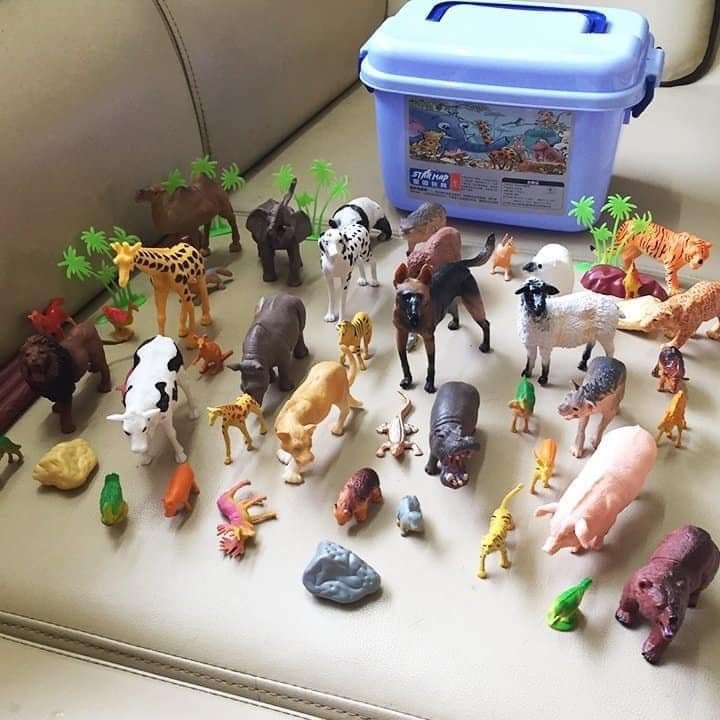 Bộ đồ chơi mô hình con vật, động vật hoang dã kèm tiểu cảnh 58 chi tiết có hộp đựng cất gọn, chất liệu bằng nhựa, cầm vừa tay cho bé, cho bé nhận biết các con vật