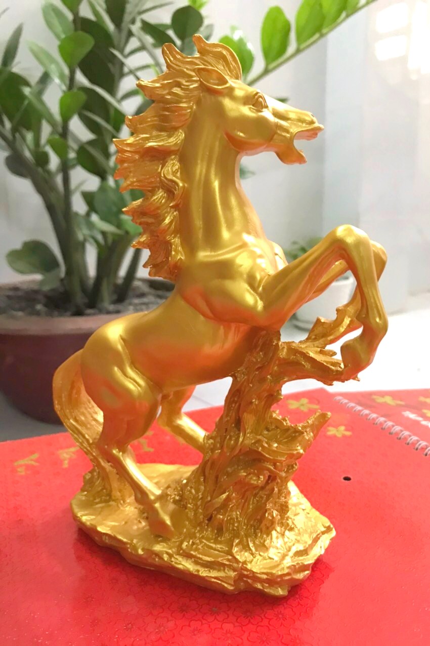 Tượng Ngựa Vàng Phong Thủy Mã Đáo Thành Công Trang Trí Bàn Làm Việc Chất Liệu Nhựa Composite TPT073
