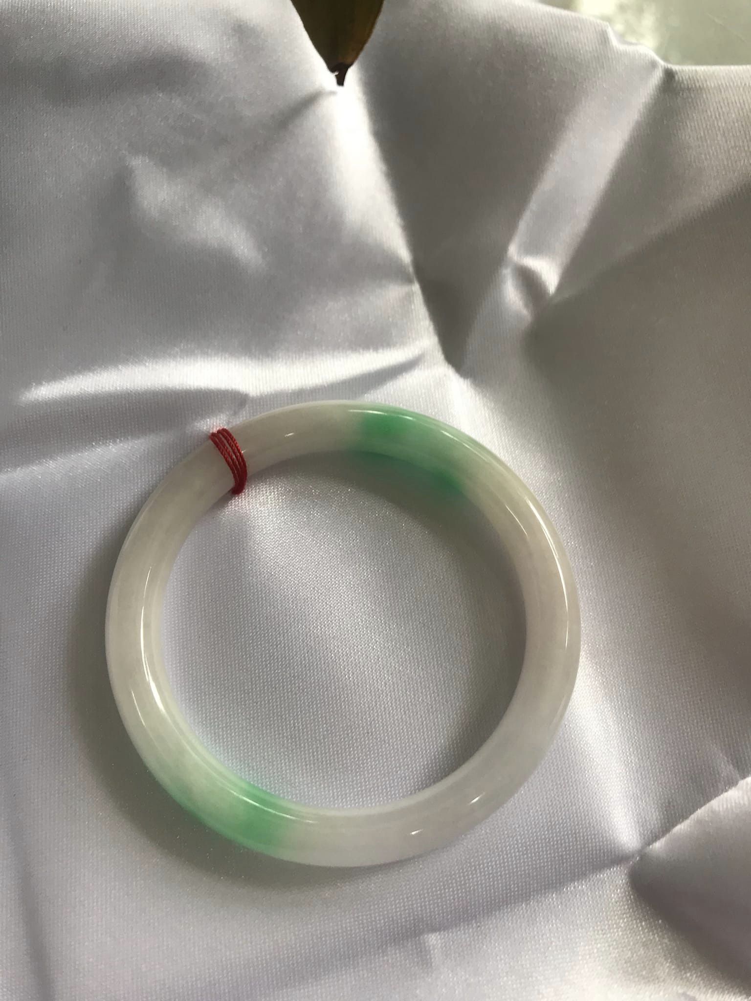 Vòng tay nữ Cẩm Thạch tự nhiên mới TR LÝ IC 50mm x chột 7mm Vòng màu trắng bóng xanh lý nhẹ 2 bên nữ mệnh kim mệnh thủy 49kg - 52kg đeo ạ