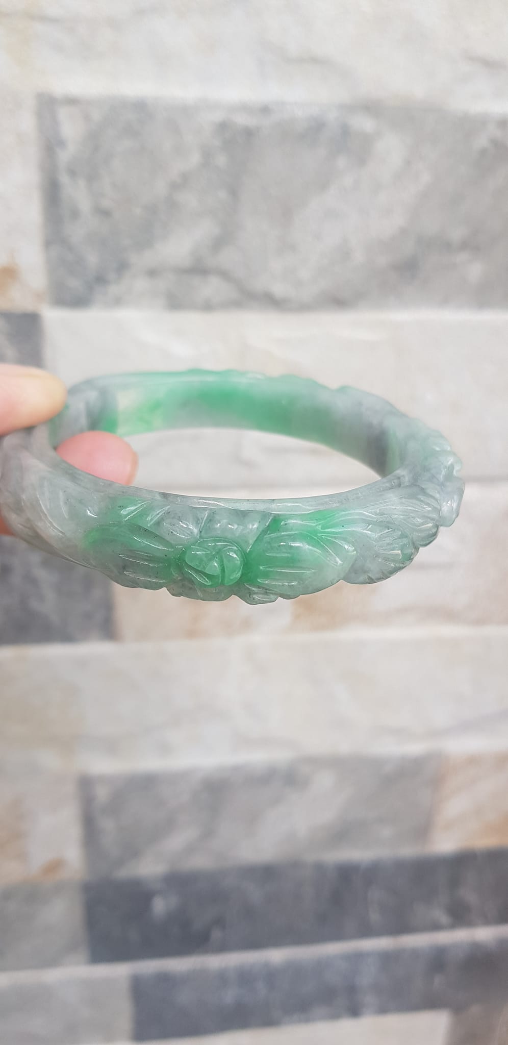 ️Vòng Cẩm Thạch tự nhiên chạm bông mai đẹp Size 56mm x Cao 12mm x dầy may mắn Màu xanh lý tươi trắng xám đẹp sang nữ 54kg - 62kg đeo ạ