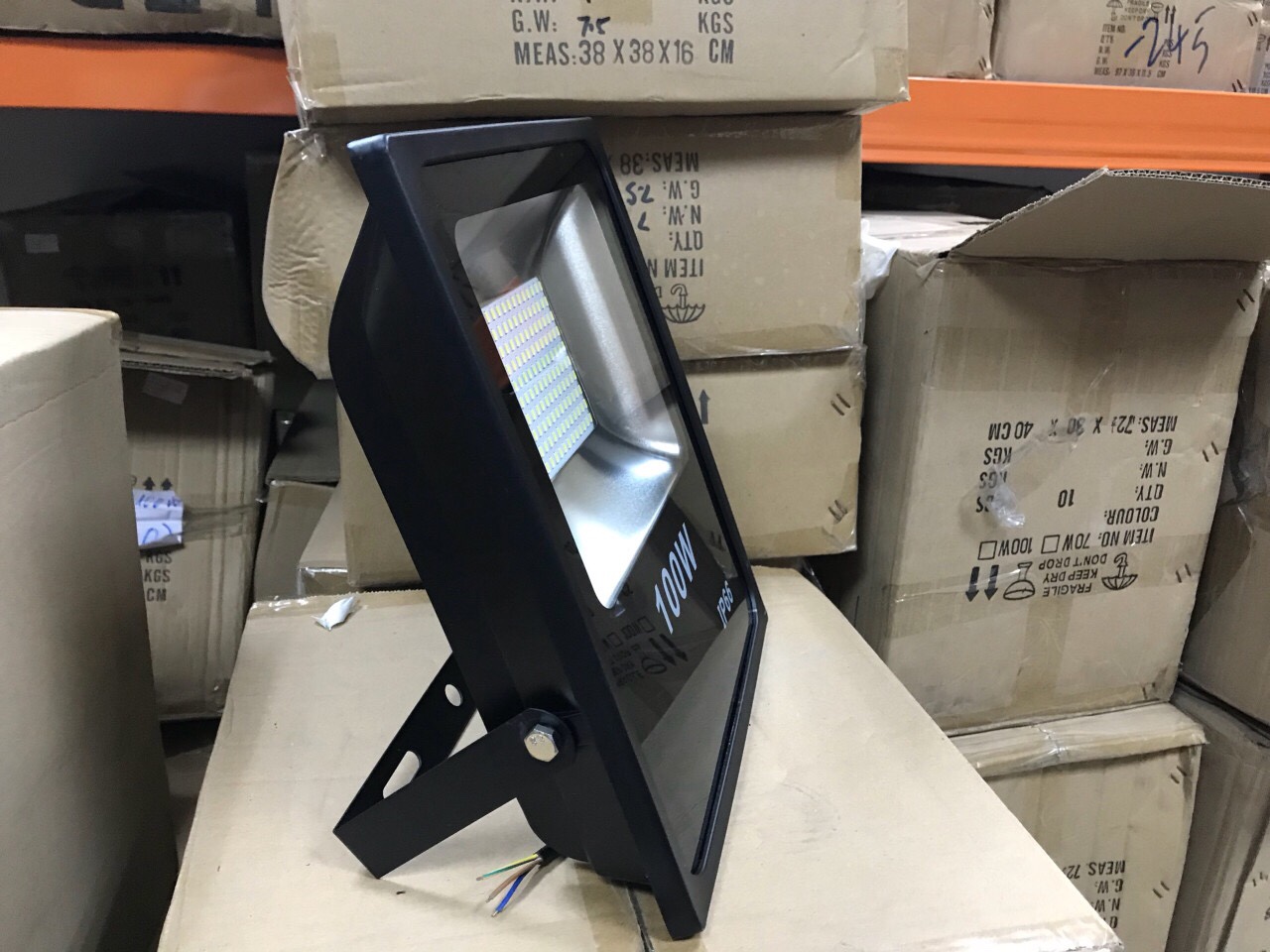 Đèn pha led 100w chip SMD chiếu ngoài trời