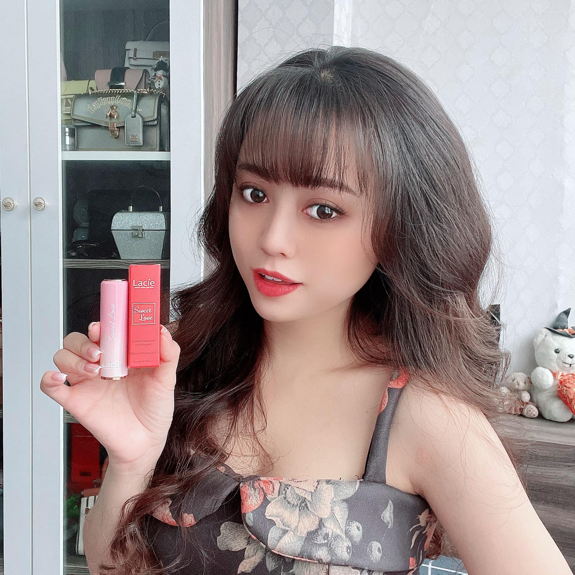 SON MÔI LÌ ĐỎ ĐẤT DƯỠNG MỊN CHỐNG KHÔ MÔI - SWEET LOVE