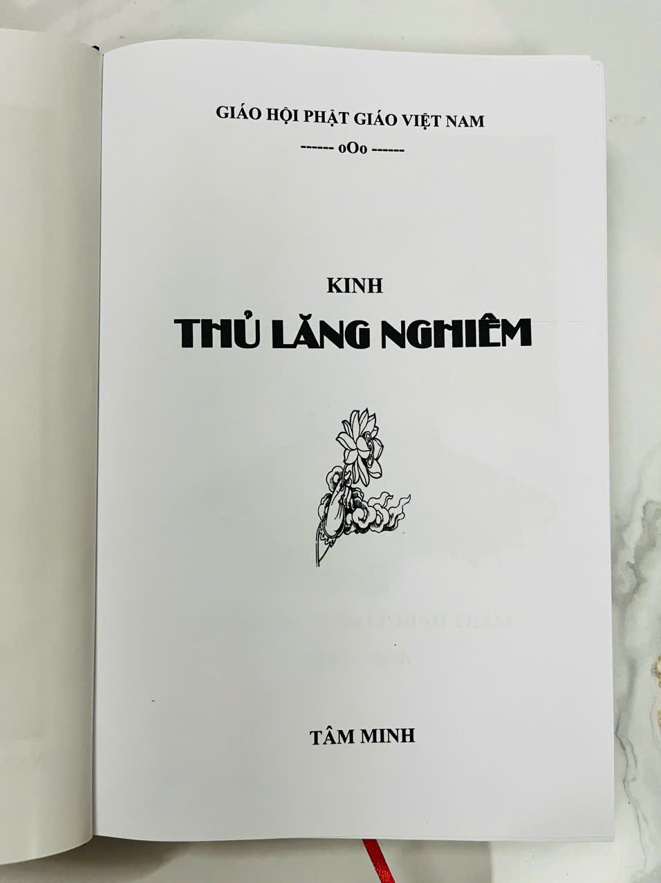 Kinh Thủ Lăng Nghiêm - Bìa cứng ép kim tặng kèm bao sách, Khổ 24x16cm