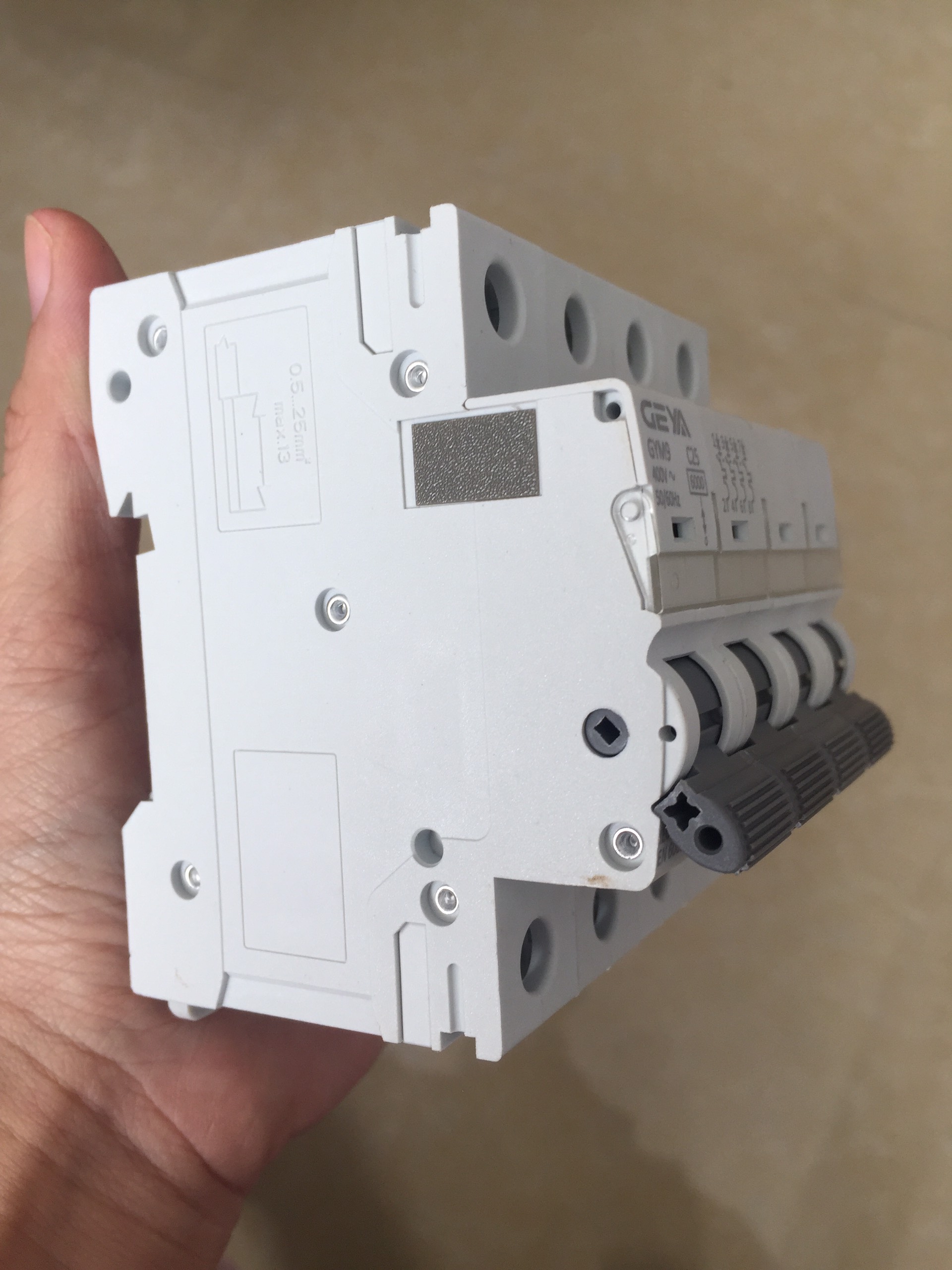 Cầu dao điện hai chiều CB Bộ ngắt mạch cho Solar Năng Lượng Mặt Trời GIVASOLAR GEYA AC 400V