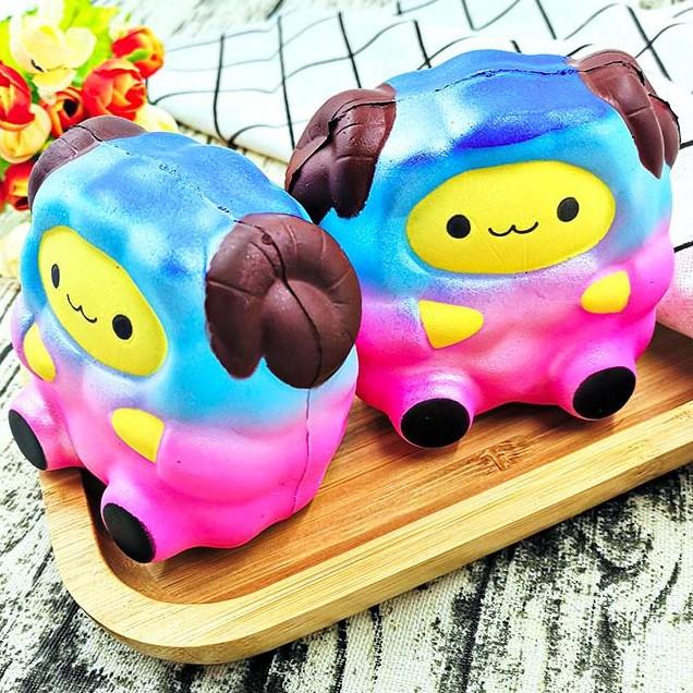Squishy cừu béo ngồi galaxy