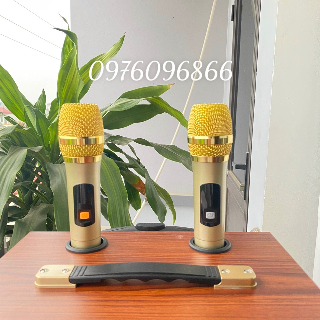 Loa Kéo CMAUDIO K10 Bass 25cm Vỏ Gỗ Tặng 2 Mic Không dây, Kết nối Bluetooth,USB,AV Line. Dùng Acquy - Hàng chính hãng