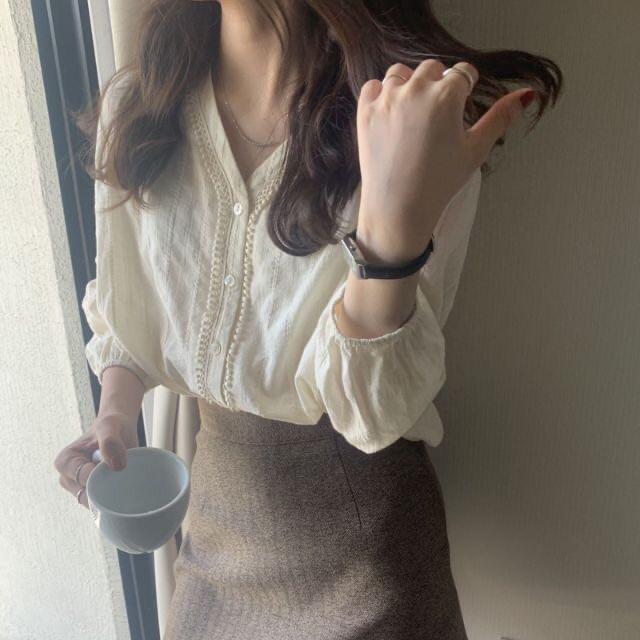 Áo sơ mi cổ V cách điệu