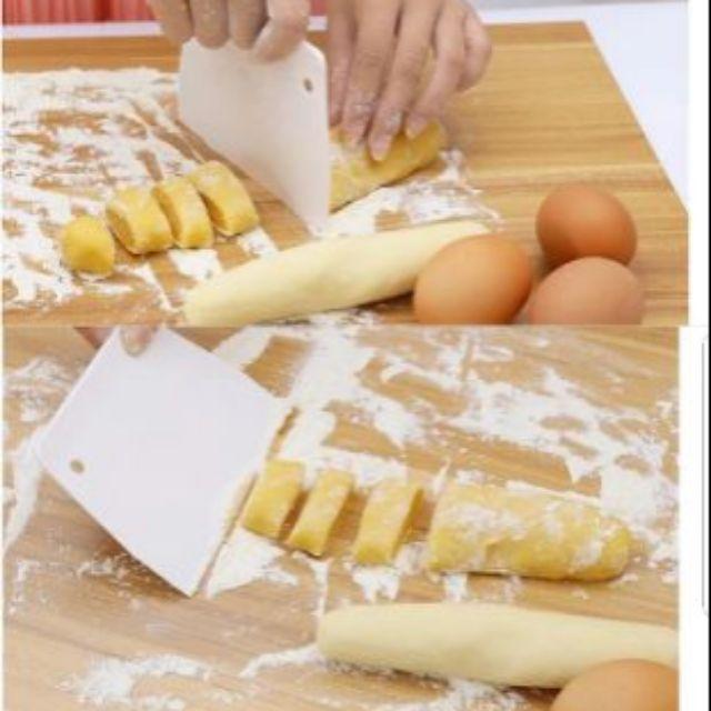 Dụng cụ vét, cắt bột làm bánh tiện lợi