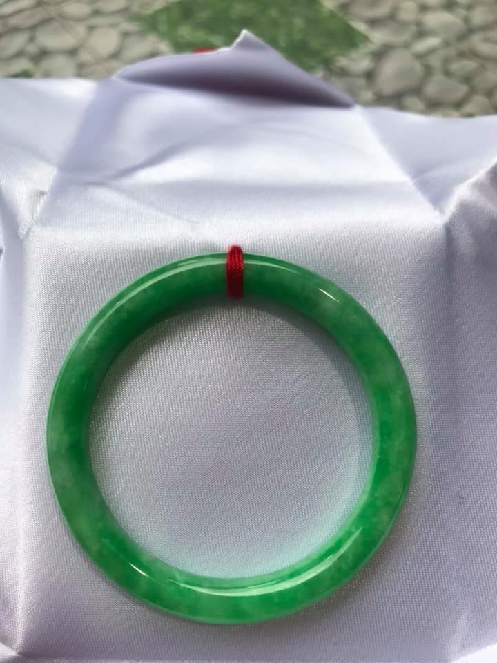 Vòng Tay Đá Cẩm Thạch Đậu Đẹp size 48mm x dầy 7mm Màu Xanh Lá Đậu Bóng Rất Là Đẹp Nữ tay nhỏ Nữ mệnh mộc hỏa thủy 35kg - 49kg đeo ạ