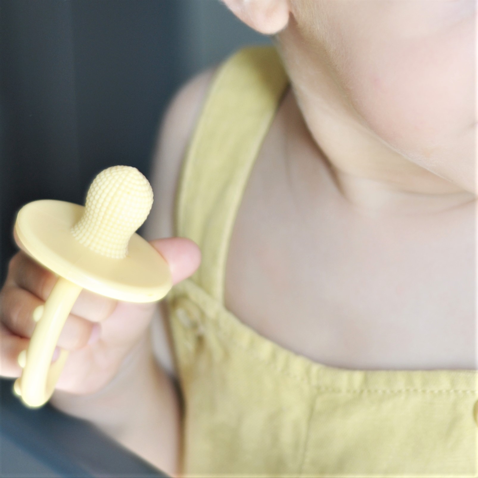 MinikOiOi Gặm nướu tay cầm bằng silicone cao cấp giúp giảm đau và ngứa nướu cho bé