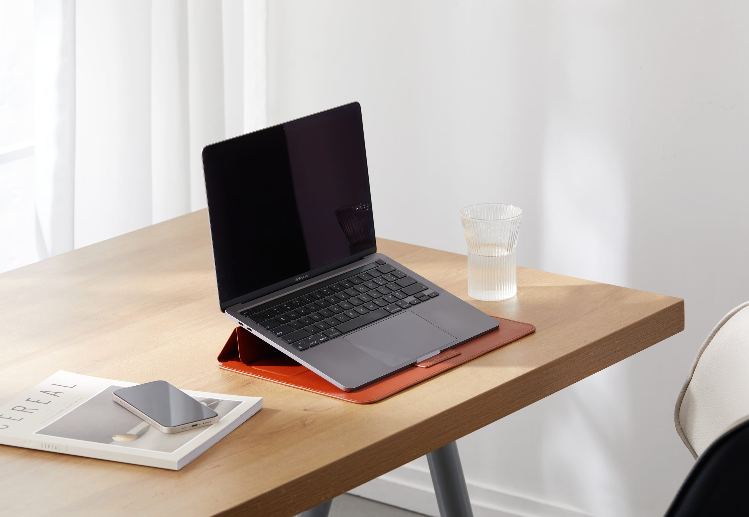 Túi chống sốc HYPER Hypershield Stand &amp; Go Sleeve dùng cho Macbook Pro/ Air 13″/ 14″ bằng da PU có thể dựng thành giá đỡ laptop Hàng Chính Hãng