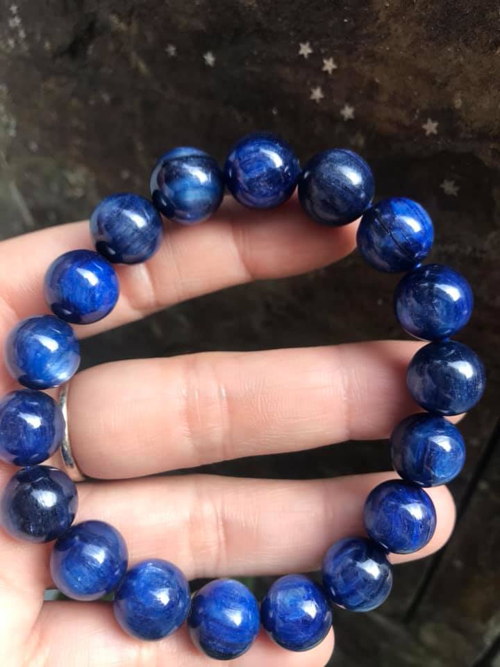 CHIẾC LẮC TAY ĐÁ KYANITE HÀNG CAO CẤP ĐÁ THIÊN NHIÊN SIZE 11LY5 MÀU XANH DƯƠNG ĐẬM ĐẸP TUYỆT VỜI DÀNH CHO NỮ MỆNH THỦY MỆNH MỘC