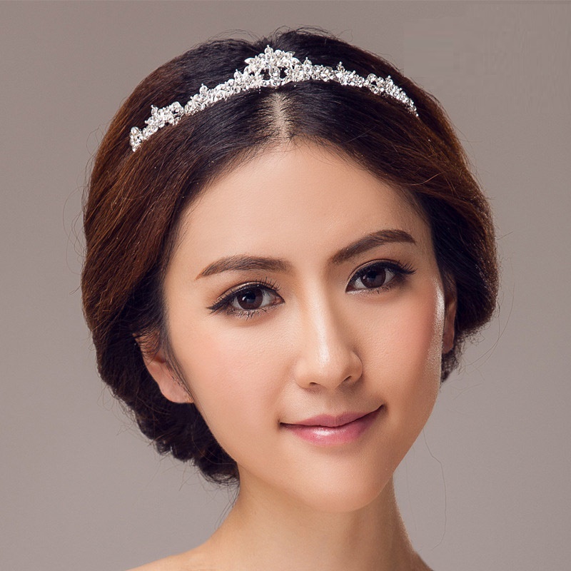Vương Miện Mỹ Ký Thời Trang Phong Cách 95 Số 2, Trang Trí Họa Tiết Cánh Hoa Mềm Mại, Màu Trắng Tinh Khôi, Đính Đá Trang Sức Nghệ Thuật, Chất Liệu Khung hợp kim Không Gỉ, Phủ Nhũ Bạc Sang Trọng, Dùng Ghim Cài Giữ Chắc Chắn Trên Tóc Khi Sử Dụng, Dễ Phối Tra