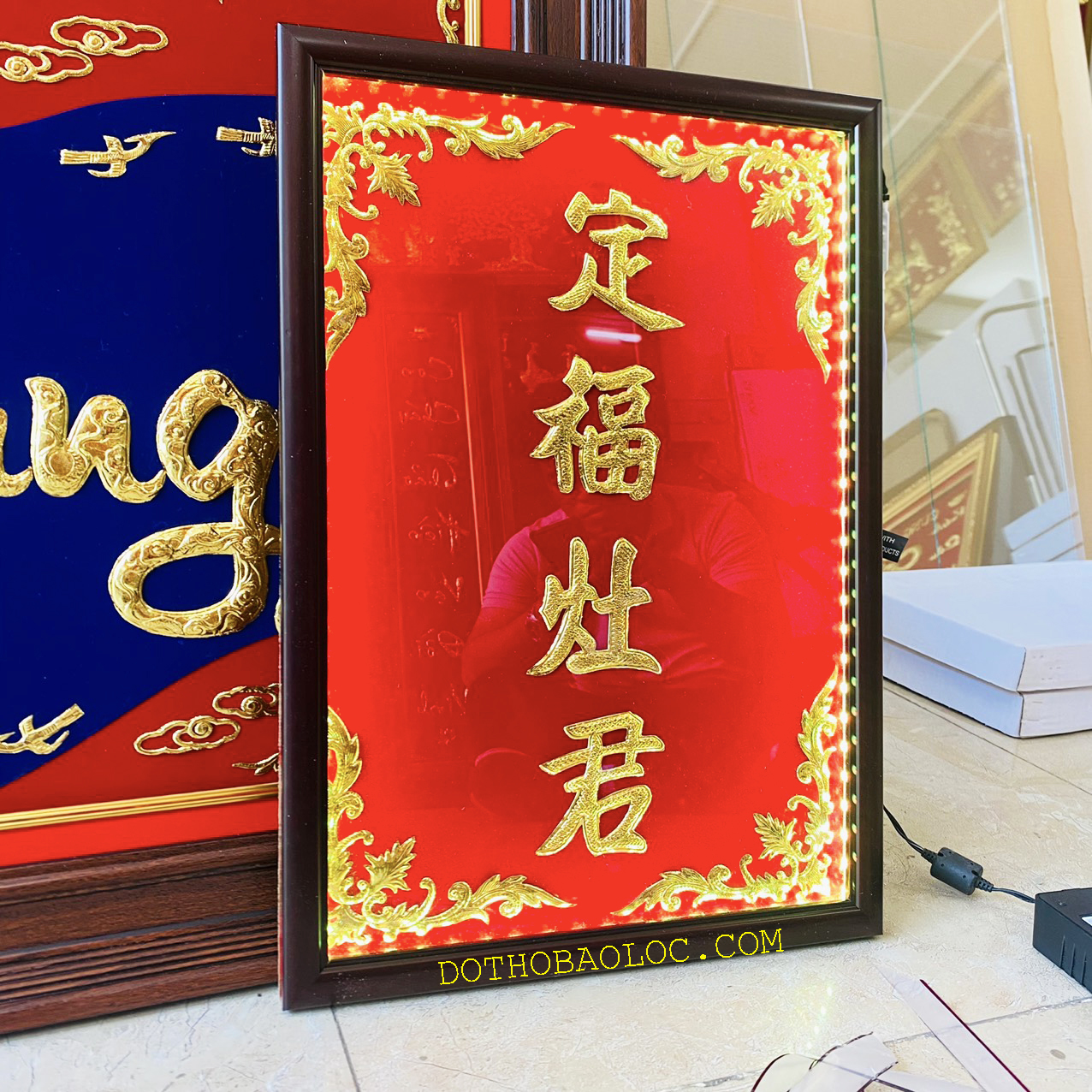 Bài vị Ông Táo dát vàng cao 47cm, ngang 33cm  - 1 hàng chữ, Khung gỗ cao cấp