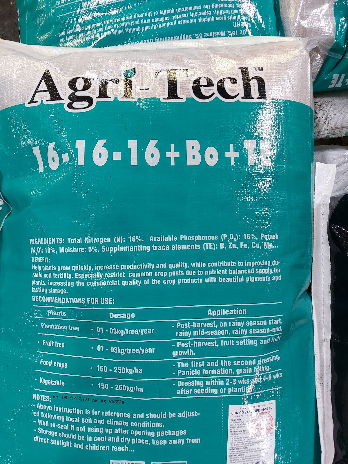 Phân bón Agri-tech NPK 16-16-16 (1kg) (Giao màu ngẫu nhiên)