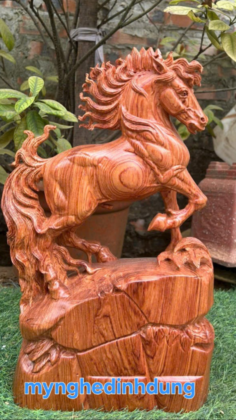 Tượng con ngựa thong dong phong thủy gỗ hương đá cao 40x24x10cm