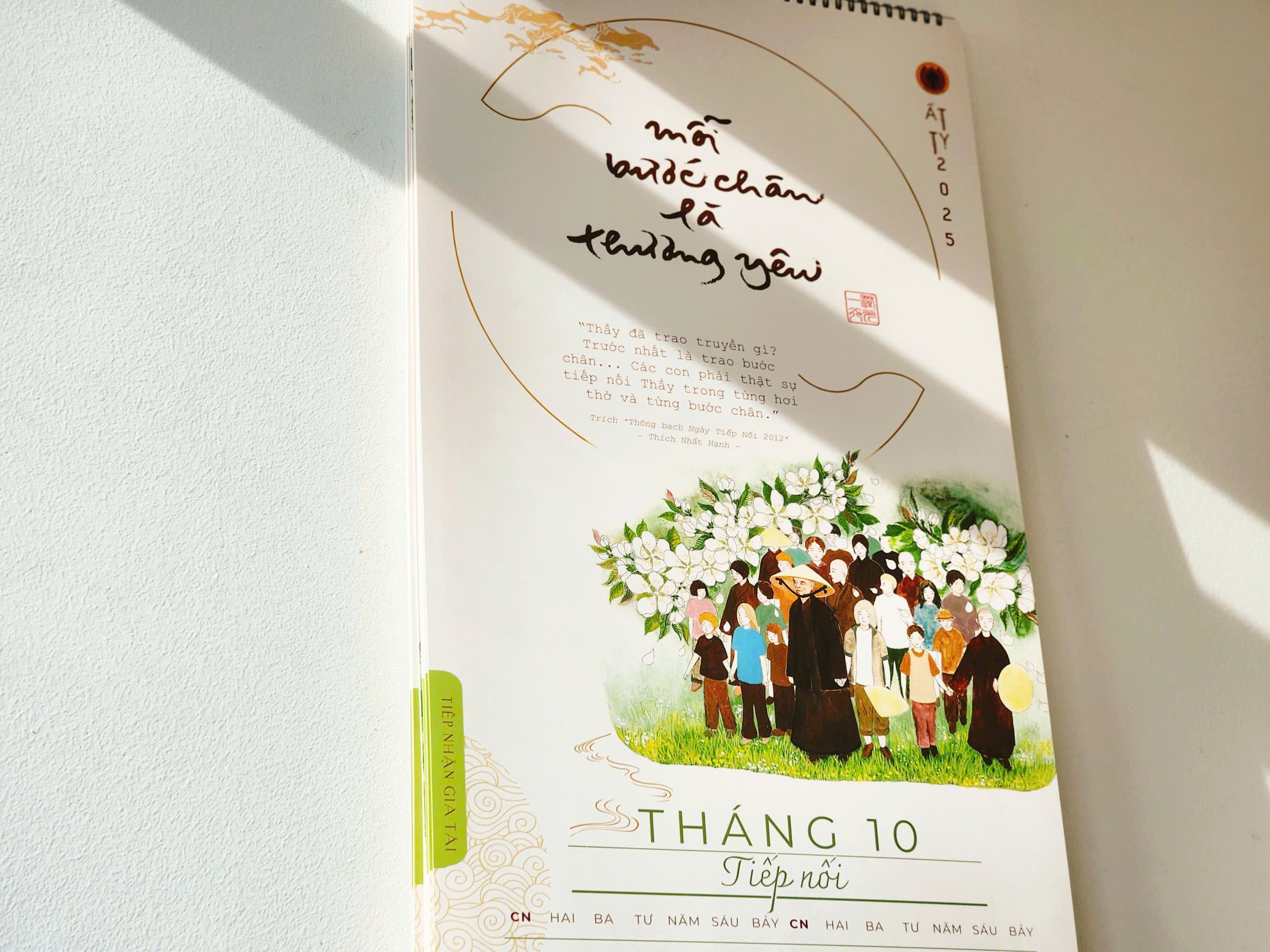 (Combo 2 lịch) Lịch Treo Tường + Lịch để bàn - Thư Pháp Làng Mai – Chủ đề: Ý thức em mặt trời tỏ rạng – Thái Hà Books (năm 2025)