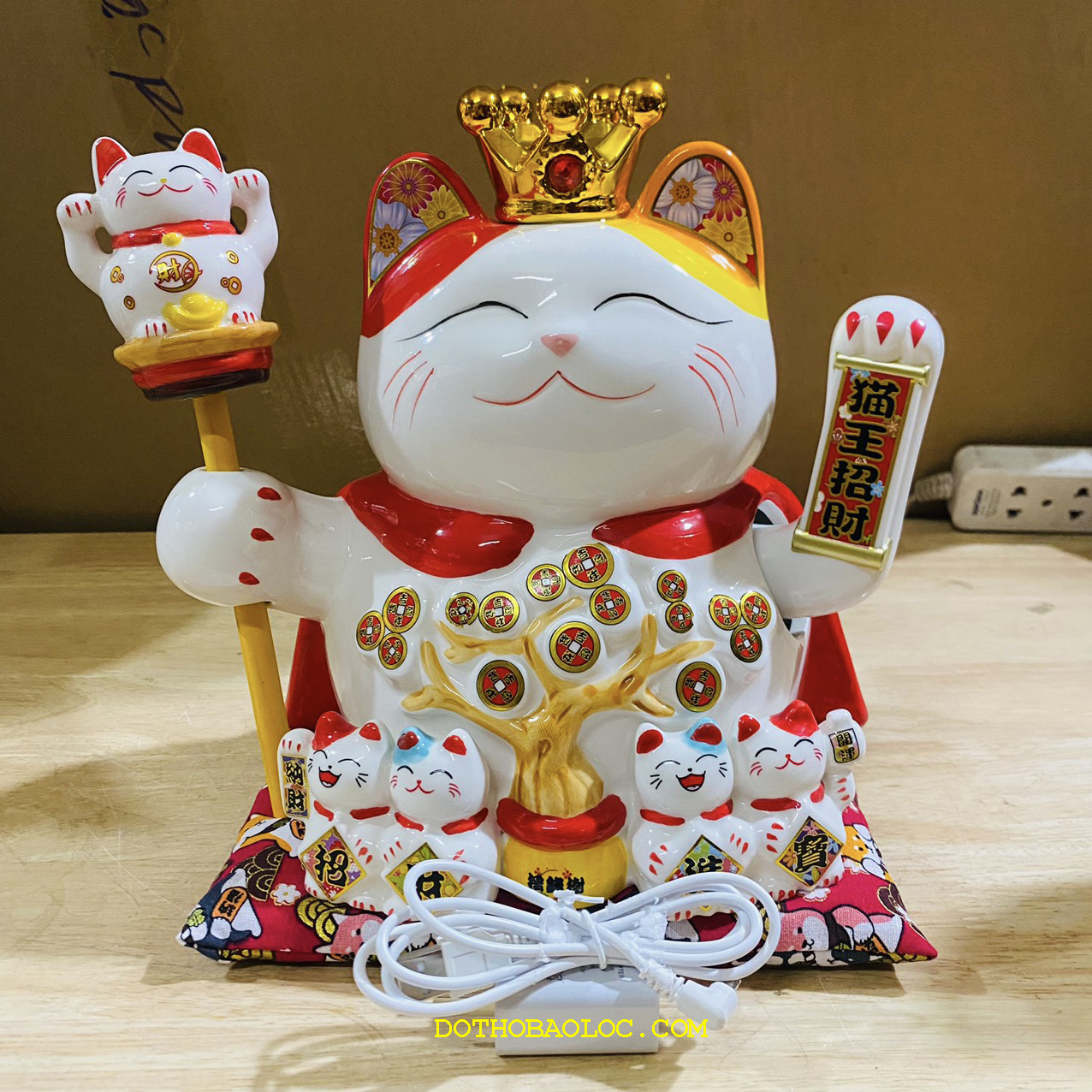 Mèo Thần Tài đội vương miệng bằng sứ mang lại may mắn tài lộc cho gia chủ cao 23cm