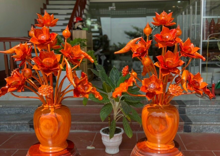 2 bình hoa sen 25 cành ,hoa ,lá gương ,trang trí phòng khách phòng thờ bằng gỗ hương đỏ cực đẹp