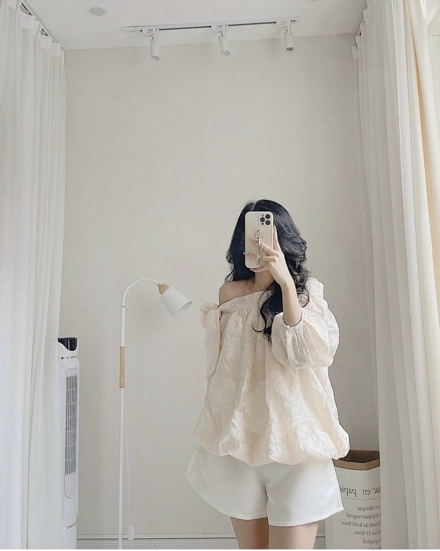 Set áo kiểu trễ vai ren tay phồng và quần sort kaki ngắn
