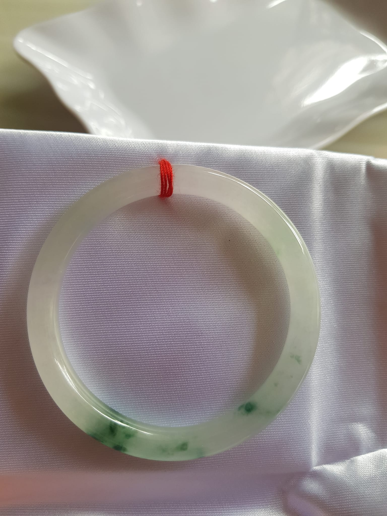 Vòng đeo tay Nữ đá cẩm thạch tự nhiên Tím Lý 50mm x cọng nhỏ 6,2 mm màu trắng bóng 1 bên xanh lý đậm ánh tím nhẹ thiệt đẹp Màu trắng bóng 1 bên xanh lý đậm ánh tím nhẹ thiệt đẹp Nữ cân Nặng 50kg-55kg đeo đẹp ạ