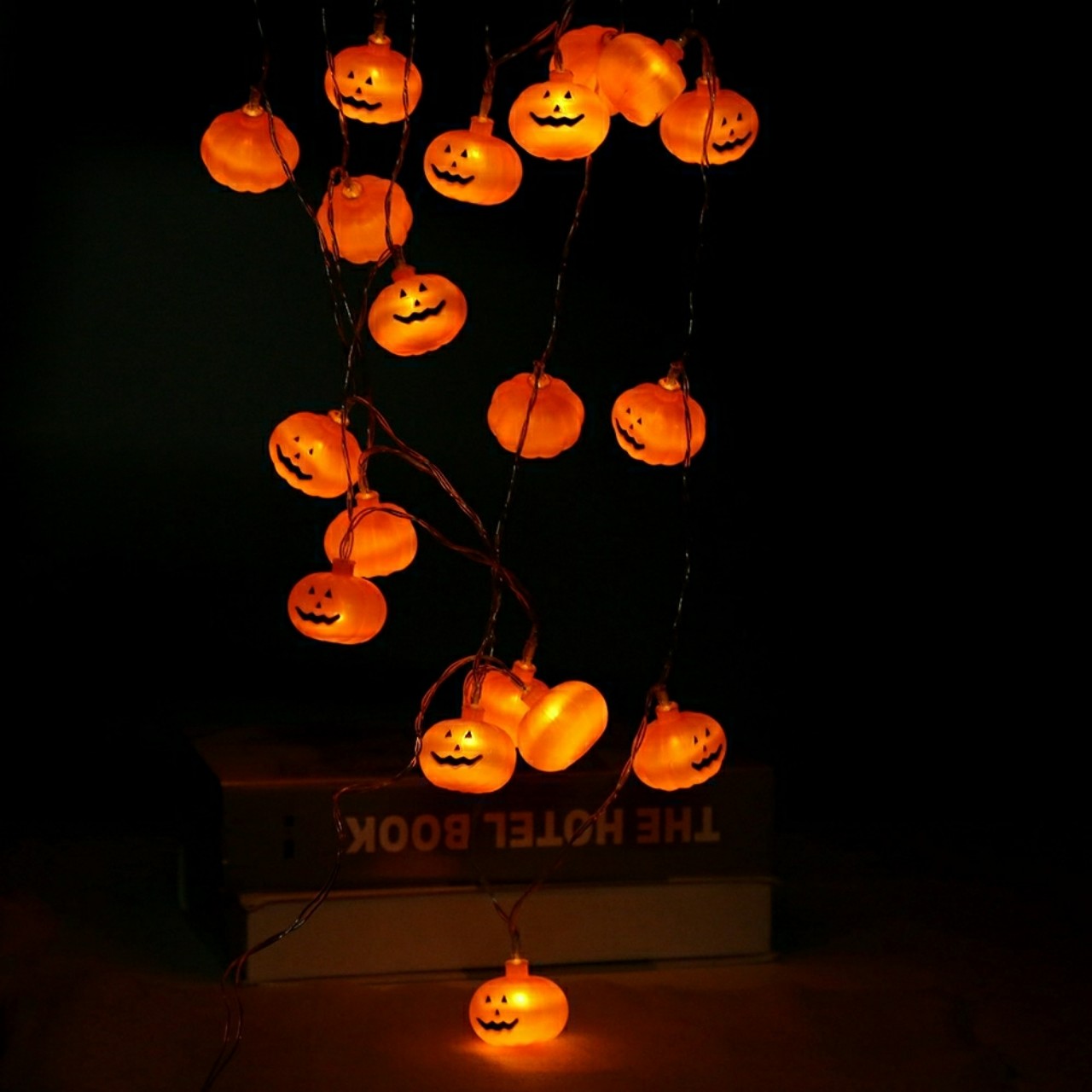 Dây 20 đèn led màu vàng hình bí ngô dùng pin trang trí Halloween