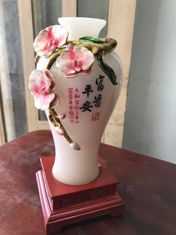 CHIẾC BÌNH PHÚ QUÝ TRẮNG TINH TRẠM CÀNH HOA ĐÀO ĐẦY BÔNG QUÁ ĐẸP SIZE VỪA CAO 28CM X ĐK 12CM ĐẾ GỖ TRƯNG TRONG NHÀ CÔNG TY BIỂU TƯỢNG CHO SỰ BÌNH AN GIÀU SANG PHÚ QUÝ HỢP MỆNH KIM MỆNH THỦY