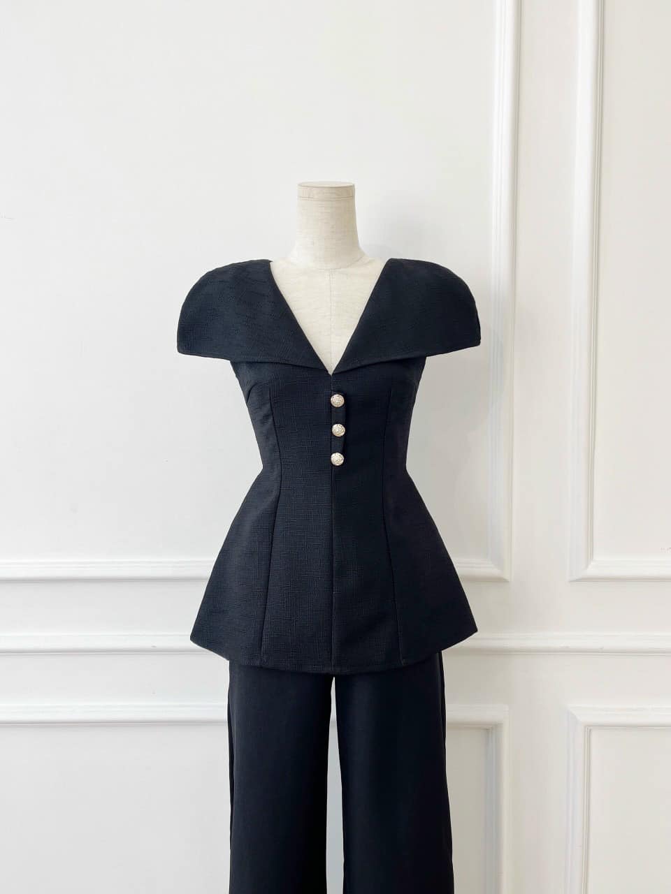 Áo peplum cổ V 3 nút kiểu tay bồng có 2 màu trắng, đen