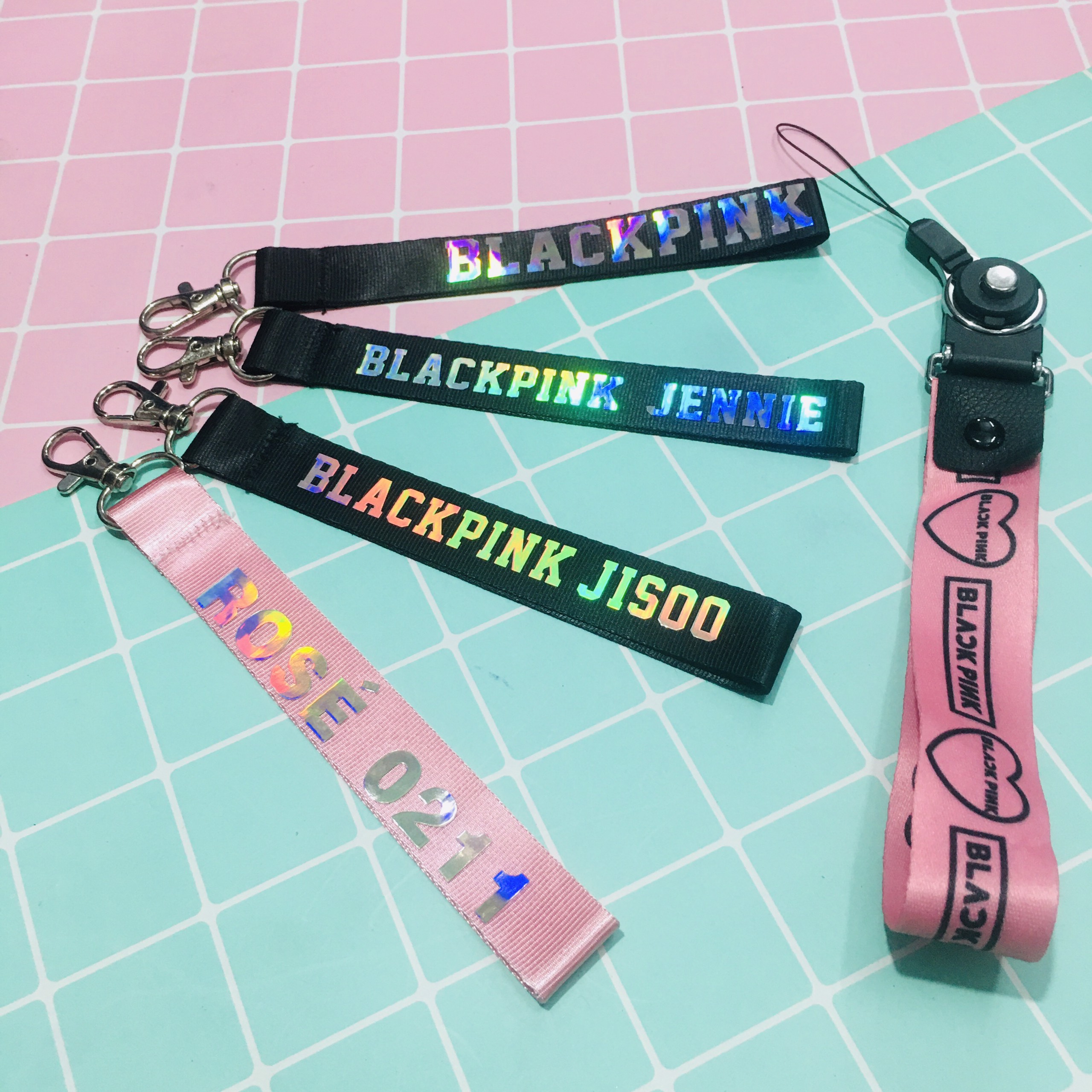 Móc khoá nametag BLACKPINK và THÀNH VIÊN  strap chữ PHẢN QUANG KPOP