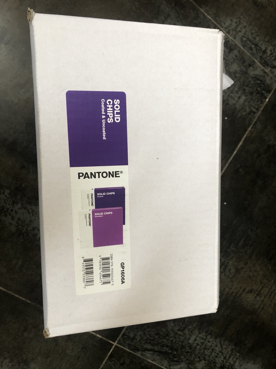 Bộ 2 cuốn bảng màu Pantone C U Solid Chip Book GP1606A Coated Uncoated - Phiên bản 2020 - 2,161 màu C U đầu 1-7 - 1 màu có 6 miếng kích thước 2cm x 3cm - nhập khẩu từ PANTONE LLC USA - Pantone Graphics