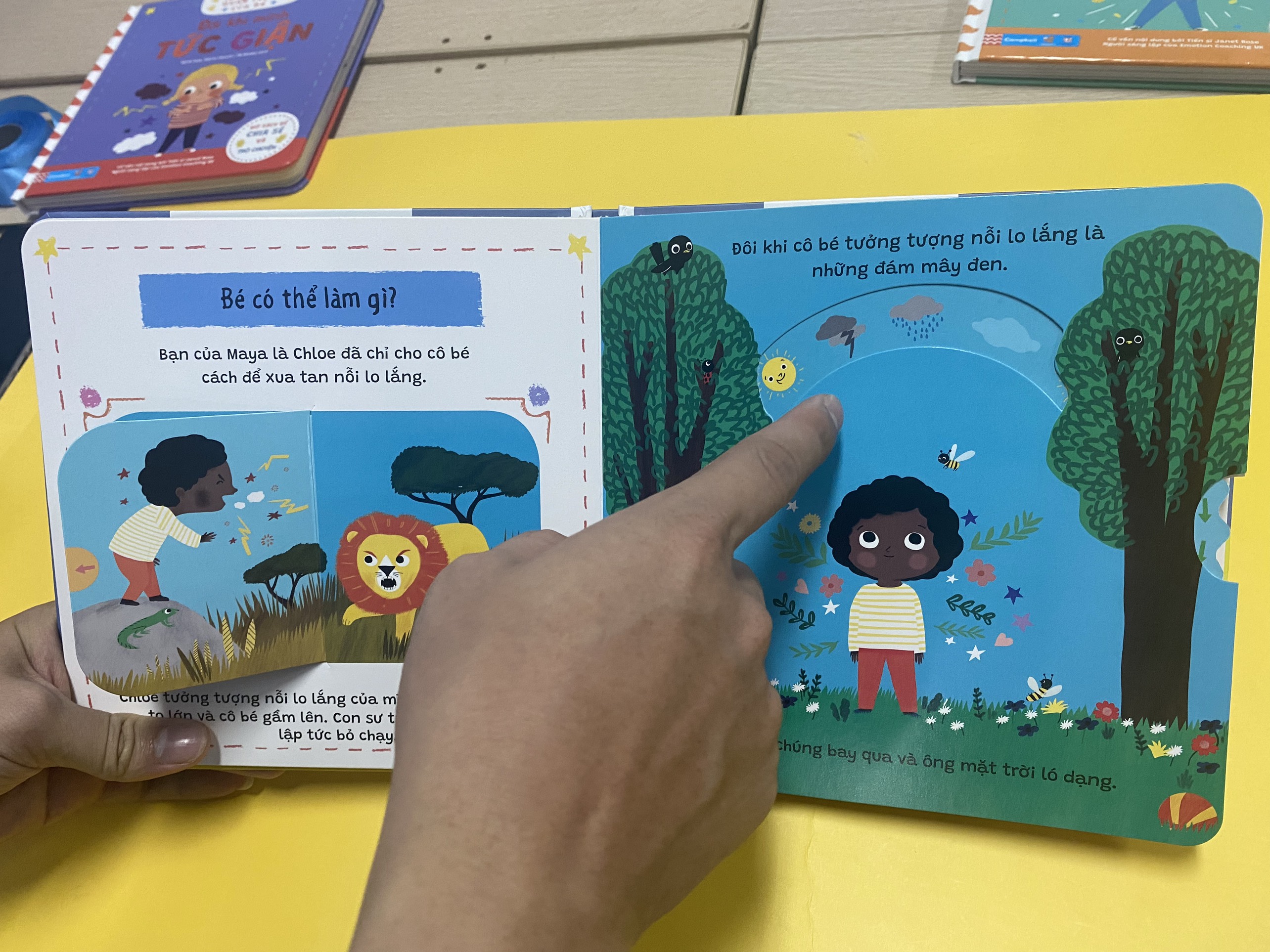 Sách lật mở chuyển động - Những cảm xúc nhỏ quan trọng của bé - Đôi khi mình lo lắng