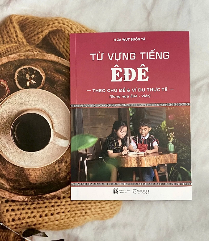 COMBO 2 cuốn: Từ vựng tiếng Êđê theo chủ đề và ví dụ thực tế (Song ngữ Êđê - Việt) + Tự học tiếng Êđê qua các tình huống