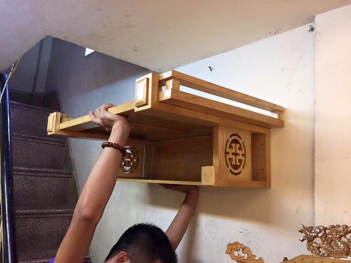 Bàn thờ treo gỗ sồi phun màu óc chó, combo cả bộ tặng tấm ám khói và chữ Phúc.