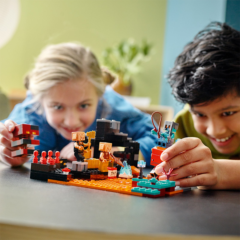 Đồ Chơi LEGO Trận Đối Đầu Tại Nether 21185