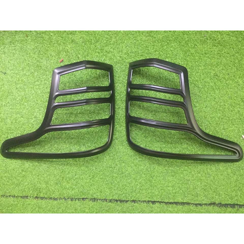 Bộ ốp đèn pha hậu đen xe dành cho Mitsubishi Triton 2016-2020