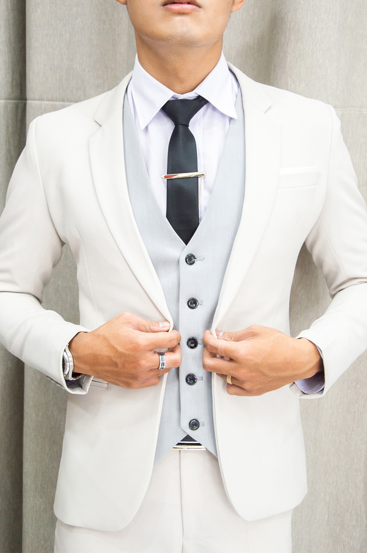 Bộ vest nam 1 nút và gile ôm body màu kem chất liệu co dãn , thoáng mát tặng kèm combo phụ kiện