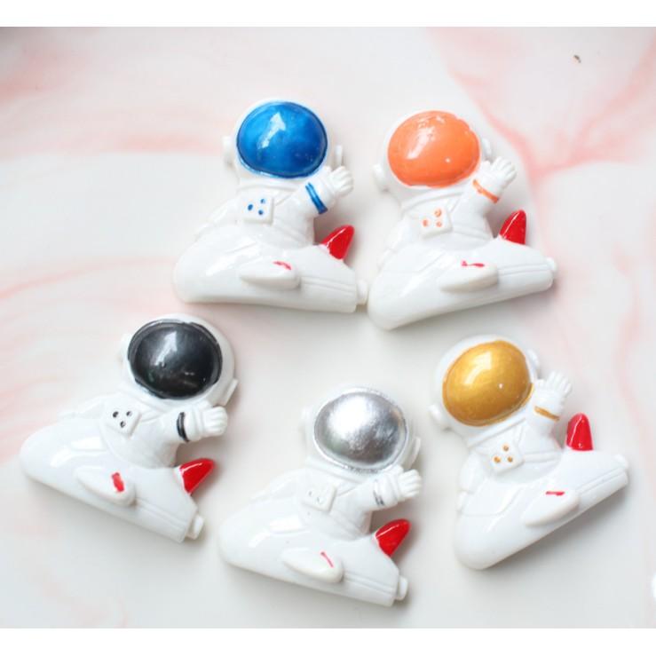 Chuyên Charm * Charm phi hành gia cưỡi tàu vũ trụ cho các bạn trang trí ốp điện thoại, dán Jibbitz, DIY