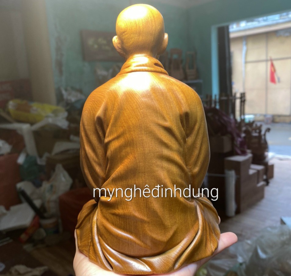 TƯỢNG THIỄN SU THÍCH NHAT HẠNH BẰNG GỖ BÁCH XANH THƠM NỨC KT CAO 20×11.5CM