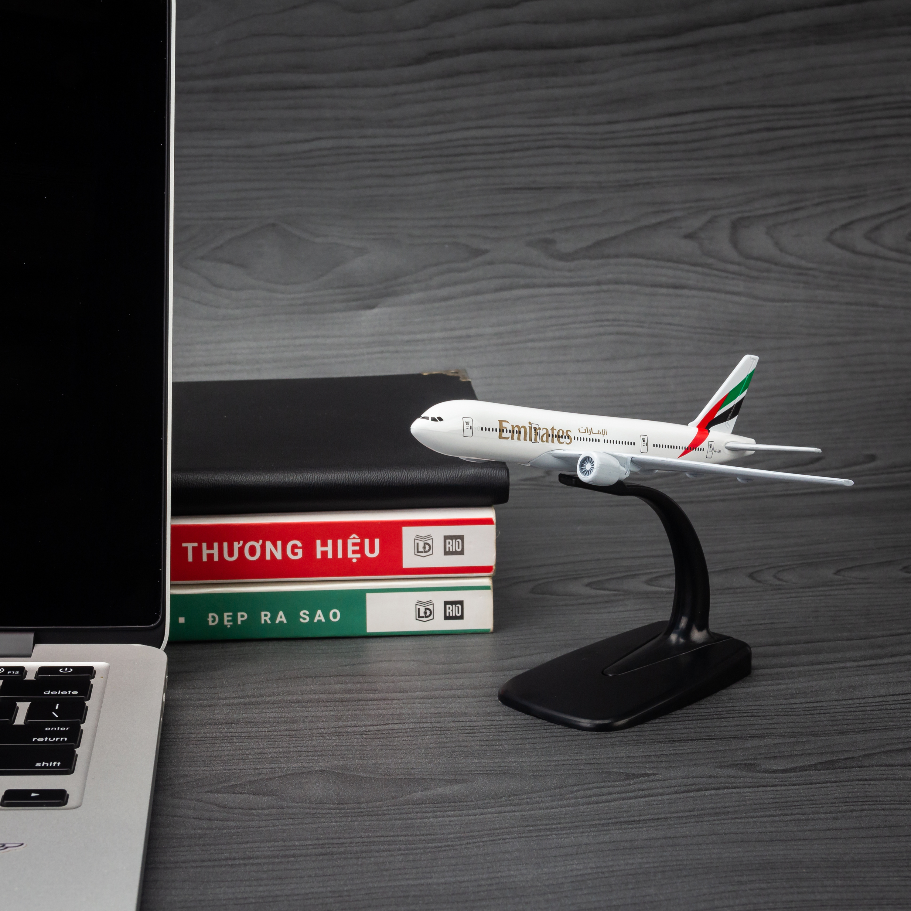 Mô hình máy bay Emirates Airlines 16cm MBMHS16