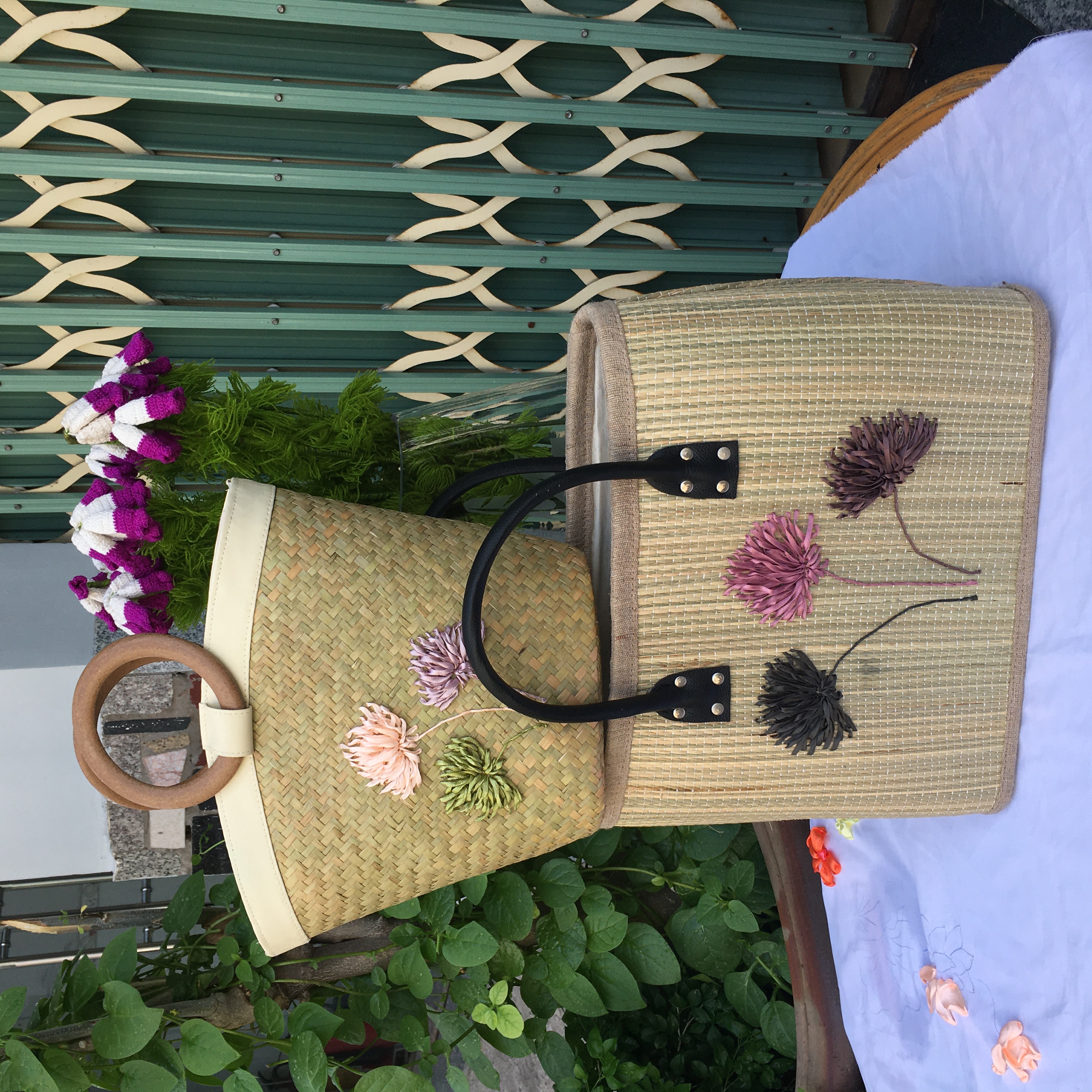 Túi cói đi biển, túi xách cỏ bàng, giỏ thêu tay trực tiếp- thêu ribbon  tinh tế và hài hòa màu sắc