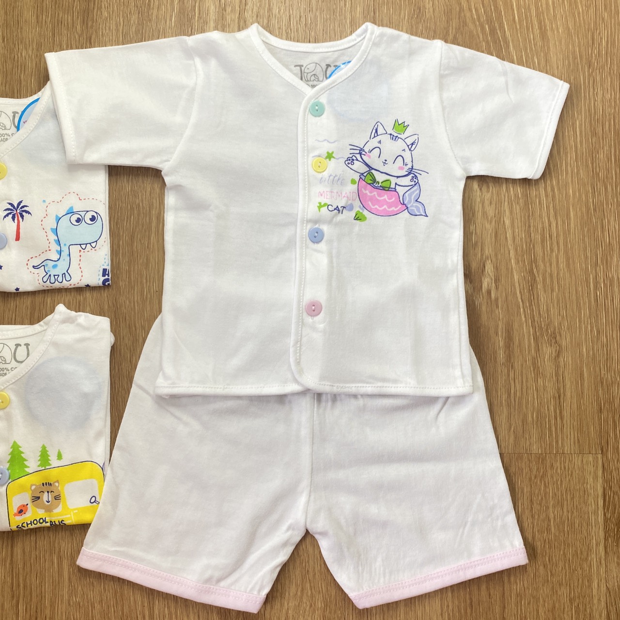 COMBO 3 Bộ quần áo sơ sinh cotton J-FR GGY | Mẫu Tay Ngắn Cài Giữa Trắng | Size 1 -4 cho bé sơ sinh -11 kg | Chất vải thun cotton 100% xịn, đẹp, mềm, họa tiết xinh | Hàng Việt Nam | Quần sơ sinh | Áo sơ sinh | Quần áo trẻ em