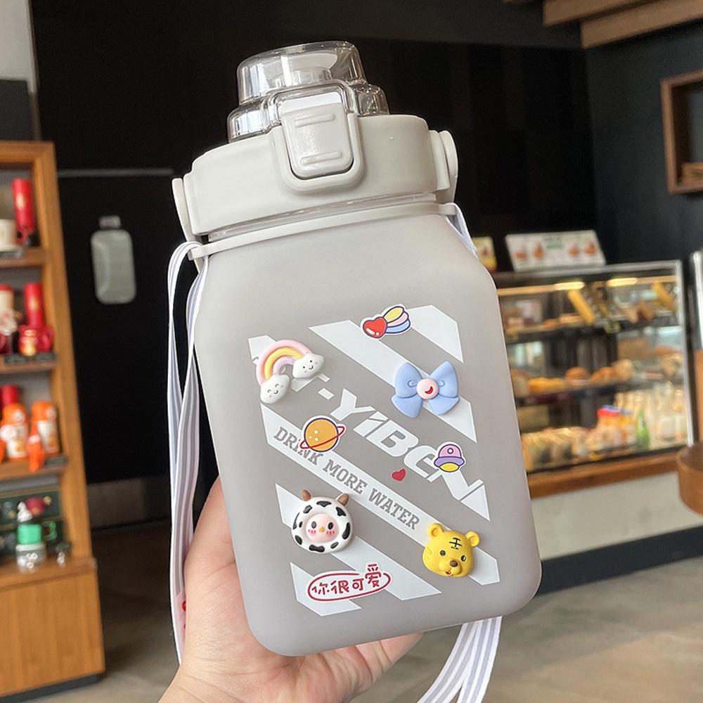 Bình Đựng Nước Vuông Siêu Dễ Thương Dung Tích 1.5L Tích Hợp Ống Hút Kèm Dây Đeo Tiện Lợi Có Tặng Sticker