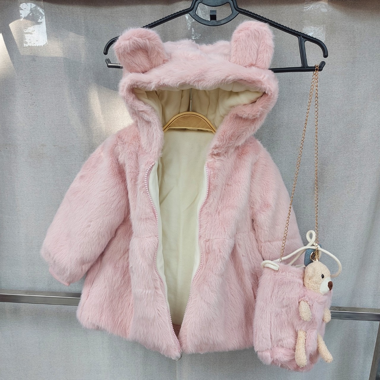 Áo khoác lông bé gái 2-7 tuổi tai thỏ kèm túi đeo. Áo lông cho bé siêu ấm hàng Quảng Châu cao cấp