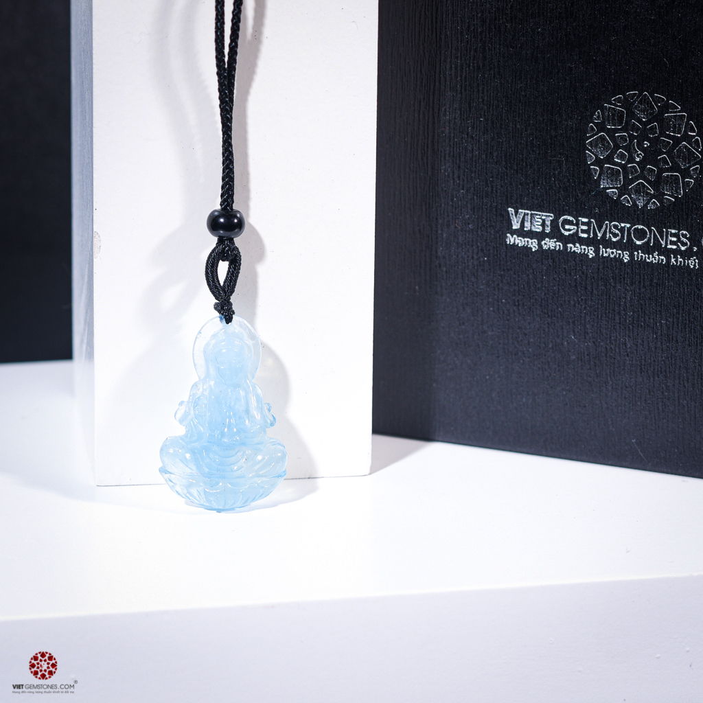 Mặt dây chuyền Phật Bà Quan Thế Âm Bồ Tát chế tác từ đá Hải Lam Ngọc (Aquamarine) tự nhiên 100% - Hợp mệnh Thủy, Mộc | VietGemstone