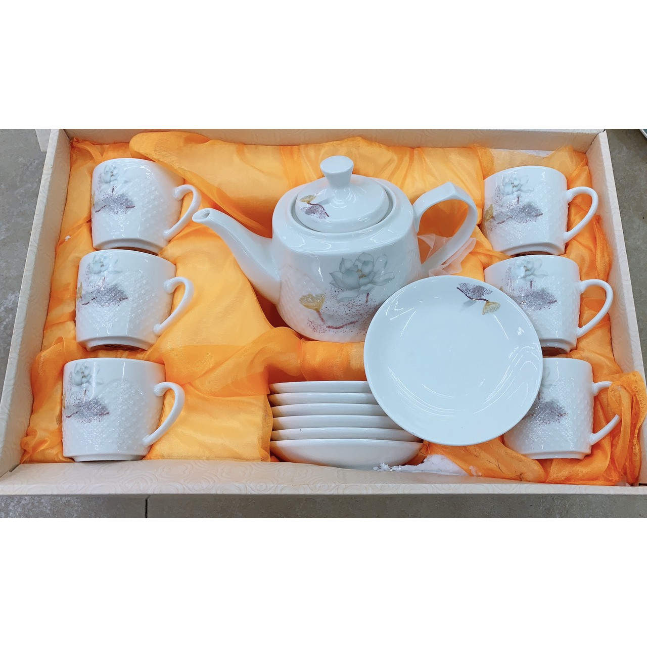 BỘ ẤM CHÉN KÈM 7 ĐĨA SỨ PHA TRÀ  - VD42