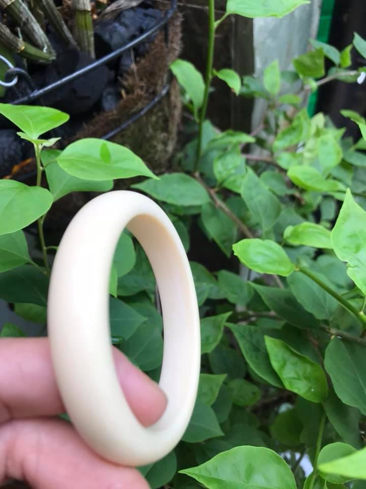 VÒNG TRẮNG NI 54MM x Bản Cao 12mm x Dầy 8mm . VÒNG TAY NỮ ĐEO MÀU TRẮNG GIẢ NGÀ HAY GỌI LÀ XƯƠNG MỸ NGHỆ SIZE 54MM x Bản Cao 12mm x Dầy 8mm NẶNG 50KG - 57KG ĐEO Ạ