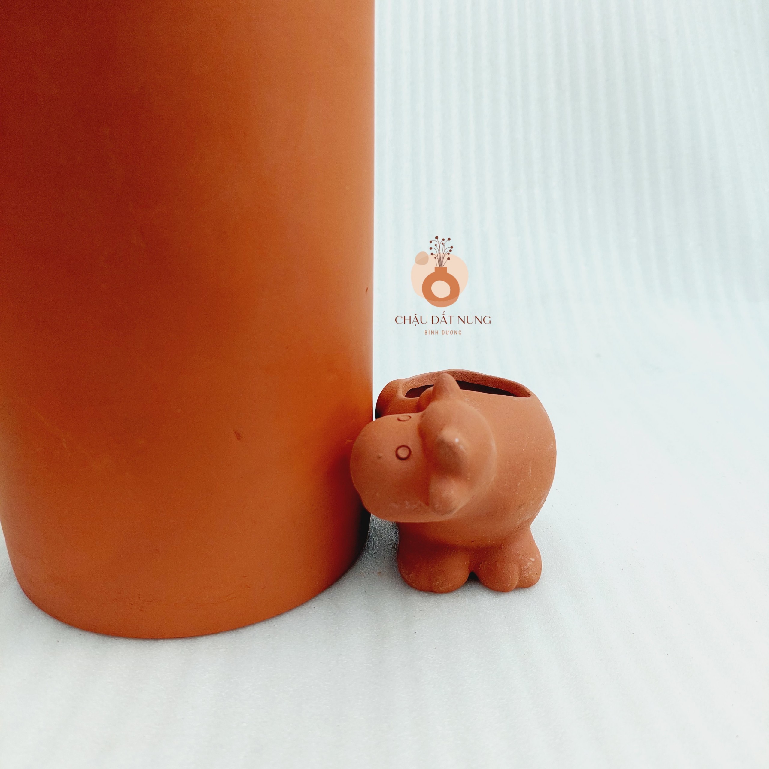 Chậu đất nung Bình Dương - Trụ cao 1424, đường kính miệng là 14cm, chiều cao là 24cm