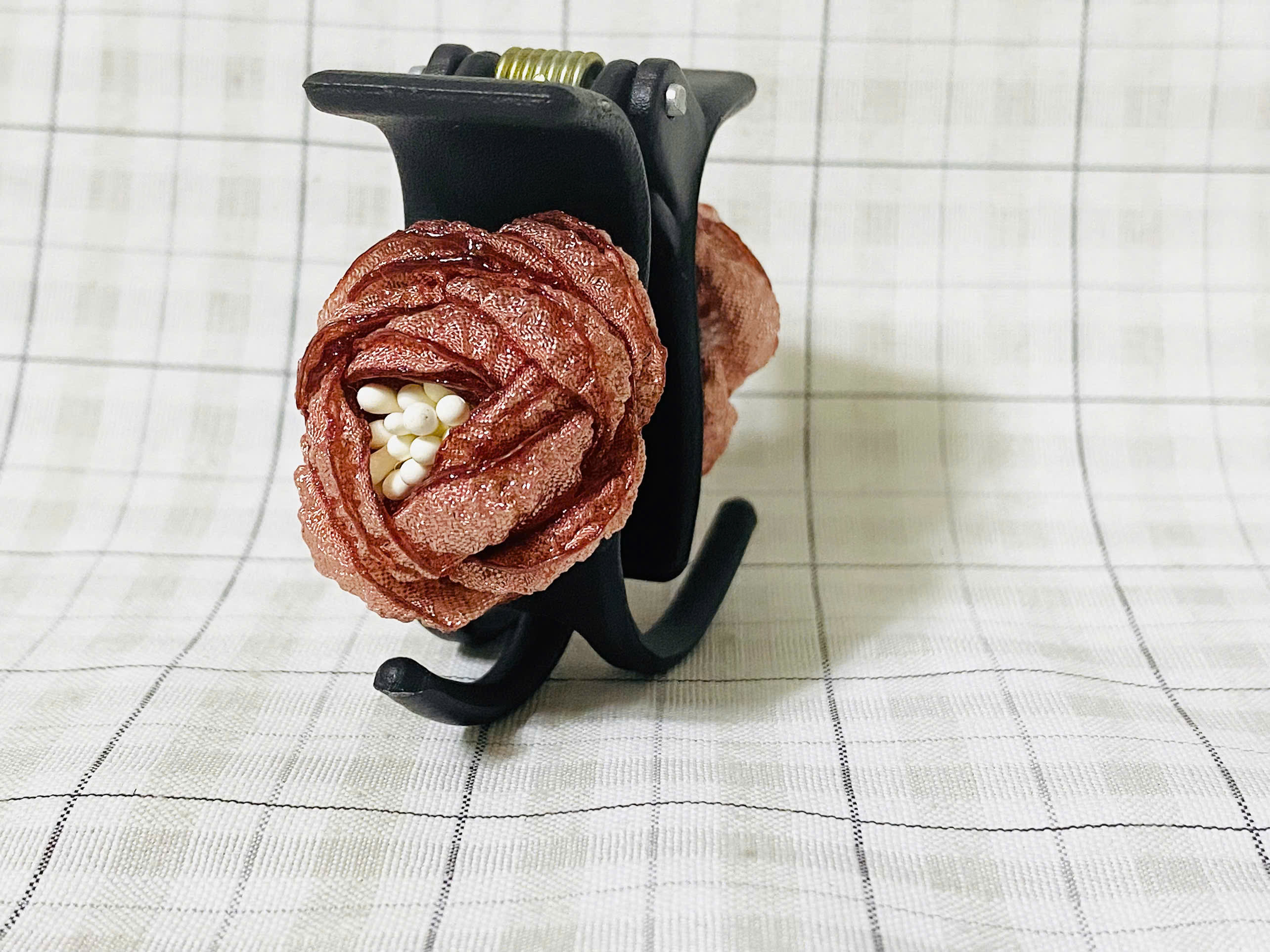 Kẹp Tóc Càng Cua 3 Răng Đính Hoa Đào Nụ Chớm Nở Tinh Khôi Bằng Vải Handmade – Nâng Niu Vẻ Đẹp Tự Nhiên