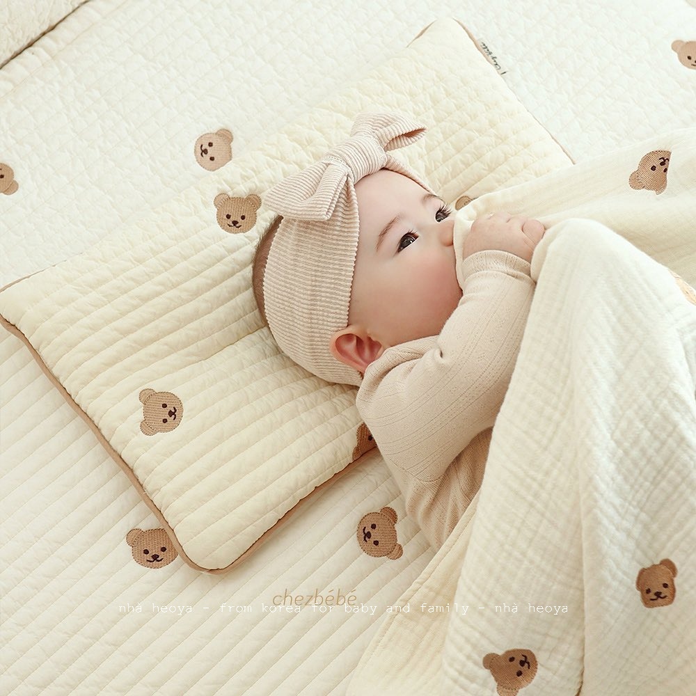 ĐỒ PHÒNG NGỦ CHĂN XÔ CHĂN LÔNG TUYẾT GỐI MỎNG GỐI ÔM QUILTING THÊU GẤU CHO BÉ CHEZBEBE HÀN QUỐC