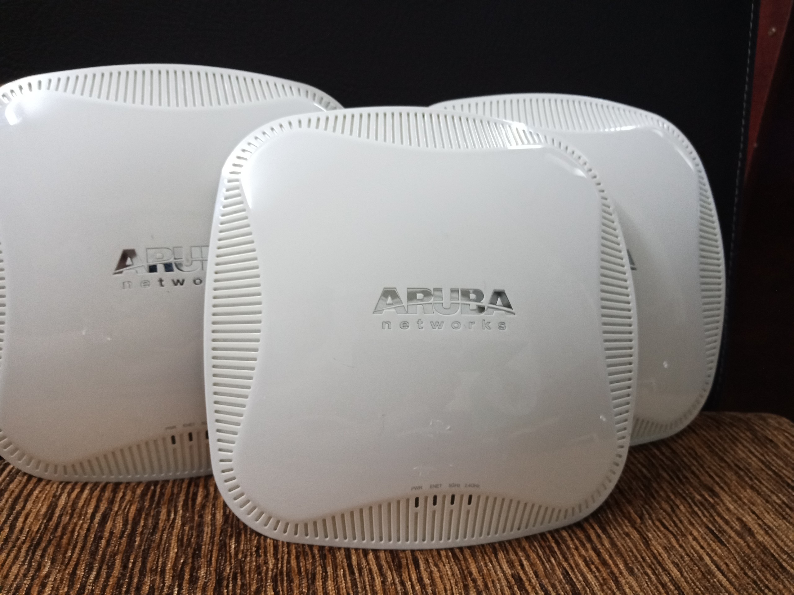 Bộ phát sóng wifi chuyên dụng Aruba AP-115 RW (Used) mới 99%- Hàng chính hãng - Phát wifi trên 2 băng tần là 2,4Ghz và 5Ghz - Sử dụng công nghệ MACSec để chống trộm wifi và chặn repeater